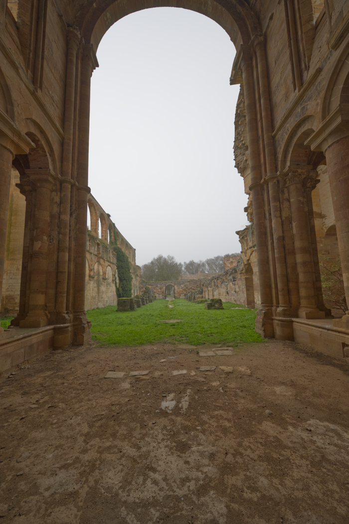 Vista de la nave de la iglesia del monasterio de Moreruela desde el presbiterio